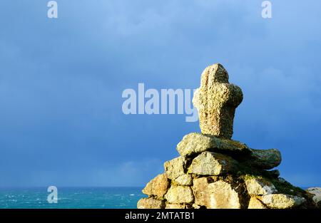 Nahaufnahme des Kreuzes auf der St. Helens Oratory, Cape Cornwall, Großbritannien – John Gollop Stockfoto