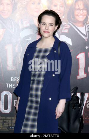 Los Angeles, Kalifornien. 31. Januar 2023. Emily Hampshire bei Ankunft für 80 FÜR BRADY Premiere, Regency Village Theatre, Los Angeles, CA 31. Januar 2023. Kredit: Priscilla Grant/Everett Collection/Alamy Live News Stockfoto