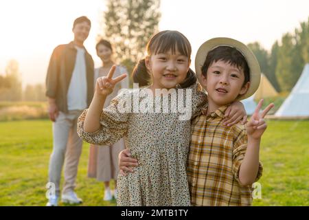 Die Familie, die im Camp spielt Stockfoto