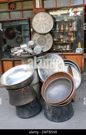 Gaziantep, Türkei - 4. Nov. 2022: Kupferschmied, große Kupferkessel und Schalen. Selektiver Fokus auf die Elemente. Berühmter Koppersmith-Basar in Gaziantep, Stockfoto