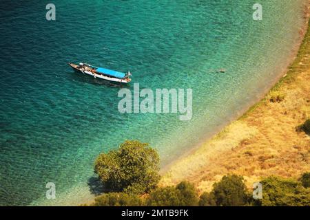 Ein angedocktes Boot in der Flores-See auf dem Gipfel von Lawa Darat Gili im nördlichen Teil des Komodo-Nationalparks, Indonesien Stockfoto