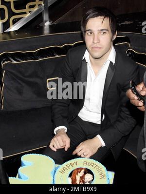 Pete Wentz feiert seinen Geburtstag mit Frau Ashlee Simpson im Nachtclub Bank im Bellagio. Wentz' 30. Geburtstagsfeier war eine riesige Party, komplett mit vielen Freunden, einem Kuchen komplett mit einem Foto von Frau und Sohn und viel Party. Las Vegas, Nevada 6/6/09. . Stockfoto