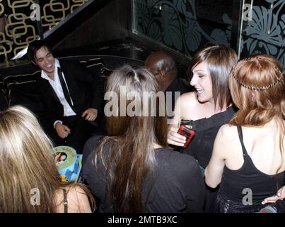 Pete Wentz feiert seinen Geburtstag mit Frau Ashlee Simpson im Nachtclub Bank im Bellagio. Wentz' 30. Geburtstagsfeier war eine riesige Party, komplett mit vielen Freunden, einem Kuchen komplett mit einem Foto von Frau und Sohn und viel Party. Las Vegas, Nevada 6/6/09. . Stockfoto
