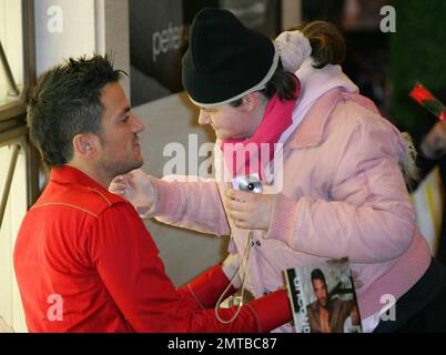 Peter Andre erscheint im Selfridges London Store, um seinen neuen Duft bedingungslos zu bewerben. London UK. 02/13/10. . Stockfoto