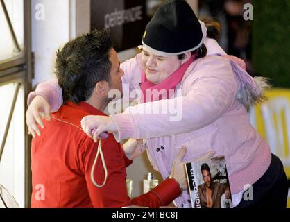 Peter Andre erscheint im Selfridges London Store, um seinen neuen Duft bedingungslos zu bewerben. London UK. 02/13/10. . Stockfoto