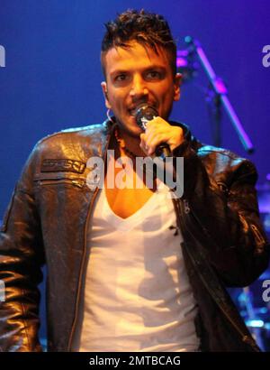 Der Popsänger Peter Andre tritt live in der Nissan Juke Arena während des zweiten Tages des 15. Jährlichen V Festivals 2010 im Hylands Park auf. Andre trat mit einer Ersatztänzerin auf, die überraschend aussah wie seine Ex-Frau Katie Price (alias Jordan). Essex, Großbritannien. 08/22/10. Stockfoto