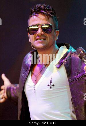 Der Popsänger Peter Andre tritt live in der Nissan Juke Arena während des zweiten Tages des 15. Jährlichen V Festivals 2010 im Hylands Park auf. Andre trat mit einer Ersatztänzerin auf, die überraschend aussah wie seine Ex-Frau Katie Price (alias Jordan). Essex, Großbritannien. 08/22/10. Stockfoto