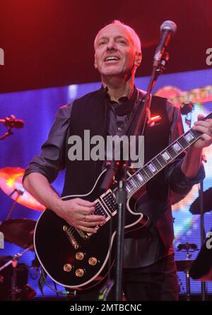 Peter Frampton erweckt seinen „Frampton erwacht zum Leben! 35 Tour“ zu einer ausverkauften Seminole Hard Rock Live Arena. Hollywood, Florida, 9. September 2011. Stockfoto