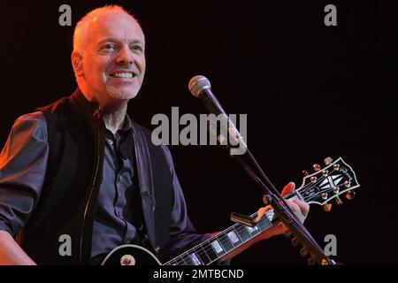 Peter Frampton erweckt seinen „Frampton erwacht zum Leben! 35 Tour“ zu einer ausverkauften Seminole Hard Rock Live Arena. Hollywood, Florida, 9. September 2011. Stockfoto