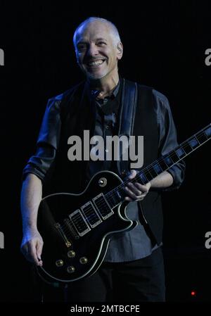 Peter Frampton erweckt seinen „Frampton erwacht zum Leben! 35 Tour“ zu einer ausverkauften Seminole Hard Rock Live Arena. Hollywood, Florida, 9. September 2011. . Stockfoto