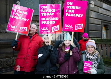 Edinburgh, Schottland, Großbritannien. 1. Februar 2023 Mitglieder der UCU, University and College Union, Streikposten vor den Gebäuden der Edinburgh University heute Morgen. Die Gewerkschaften haben heute in Schottland einen nationalen Streiktag mit bis zu 500.000 Arbeitern organisiert. Iain Masterton/Alamy Live News Stockfoto