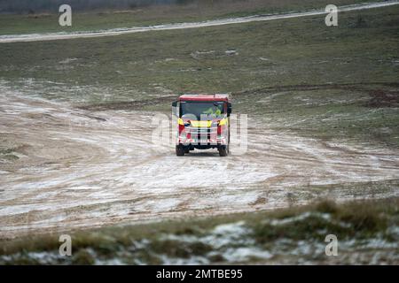 Ein Feuerwehr- und Rettungswagen, der während des Trainings im Gelände in Salisbury, Großbritannien, fährt Stockfoto