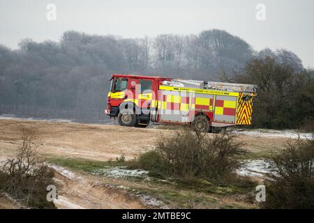 Ein Feuerwehr- und Rettungswagen, der während des Trainings im Gelände in Salisbury, Großbritannien, fährt Stockfoto