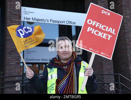 Peterborough, Großbritannien. 01. Februar 2023. Ein Streikposten der PCS Union, der an einem Streikposten vor dem Peterborough Passport Office in Peterborough, Cambridgeshire, teilnimmt. Kredit: Paul Marriott/Alamy Live News Stockfoto