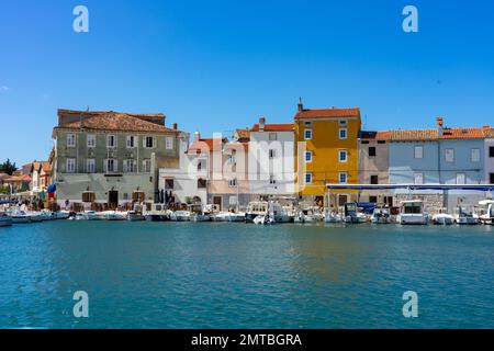 09.02.2019. Mali Losinj, Kroatien: Farbenfrohe Häuser des Cres Old Town Bay Harbour mit Meer und Booten. Stockfoto