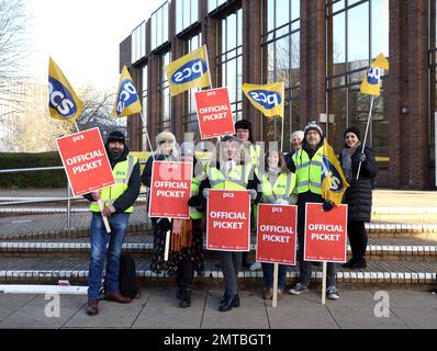 Peterborough, Großbritannien. 01. Februar 2023. Streikposten und Unterstützer der PCS Union nehmen an einem Streikposten vor dem Grundbuchamt in Peterborough, Cambridgeshire, Teil. Kredit: Paul Marriott/Alamy Live News Stockfoto