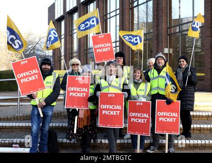 Peterborough, Großbritannien. 01. Februar 2023. Streikposten und Unterstützer der PCS Union nehmen an einem Streikposten vor dem Grundbuchamt in Peterborough, Cambridgeshire, Teil. Kredit: Paul Marriott/Alamy Live News Stockfoto