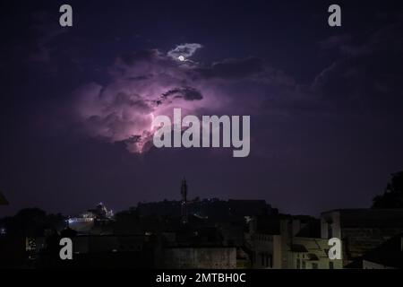 Die Beleuchtung erstrahlt am violetten Himmel in Jodhpur, Rajasthan, Indien Stockfoto