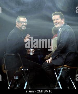 Der CNN-Gastgeber Piers Morgan interviewt George Michael am Tag vor der königlichen Hochzeit im Mediengebäude vor dem Buckingham Palace. London, Großbritannien. 4/28/11. Stockfoto