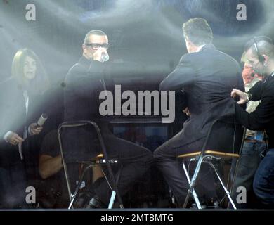 Der CNN-Gastgeber Piers Morgan interviewt George Michael am Tag vor der königlichen Hochzeit im Mediengebäude vor dem Buckingham Palace. London, Großbritannien. 4/28/11. Stockfoto