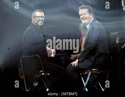 Der CNN-Gastgeber Piers Morgan interviewt George Michael am Tag vor der königlichen Hochzeit im Mediengebäude vor dem Buckingham Palace. London, Großbritannien. 4/28/11. Stockfoto