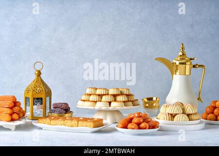 Gemischte Semolina maamoul oder mamoul Kekse, AAfameh oder Lokma mit dallah und ramadan Dekor. Traditionelles arabisches Eid al Adha, Eid al Fitr, Ramadan Swe Stockfoto