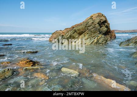 Porthselau, in der Nähe von Whitesands, Pembrokeshire. Sehen Sie vom Küstenpfad im Frühling Stockfoto