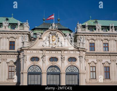 Blick auf den Eingang des Palastes Belvedere, ein historischer Gebäudekomplex in Wien, Österreich, bestehend aus zwei barocken Palästen und den Schlosställen Stockfoto