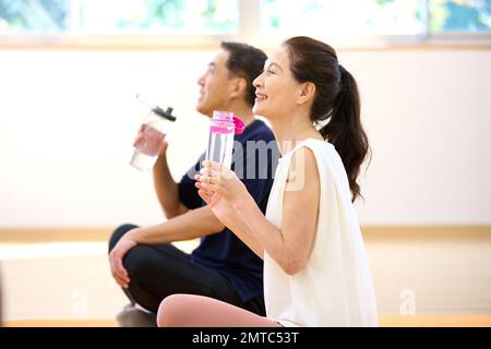 Japanisches Seniorenpaar im Hallenstudio Stockfoto