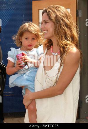 Model/Schauspielerin Josie Maran wurde heute mit Tochter Rumi Joon auf der Veranstaltung des Schwangerschaftsmonats in der Vorschule „Little Dolphins by the Sea“ in Santa Monica gesehen. Los Angeles, Kalifornien. 5/2/09 Stockfoto