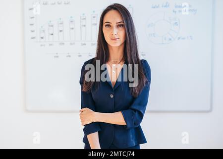 Junge Geschäftsfrau vor dem Whiteboard. Stockfoto
