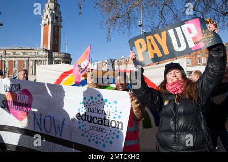 London, Vereinigtes Königreich, 1. Februar 2023: Auf dem Windrush Square in Brixton streiken Mitglieder der National Education Union Rallye, bevor sie in das Zentrum von London aufbrechen, um an der Massendemonstration teilzunehmen. Die Arbeitskampagne ist Teil eines Streits um Löhne, Renten und Arbeitsbedingungen. Anna Watson/Alamy Live News Stockfoto