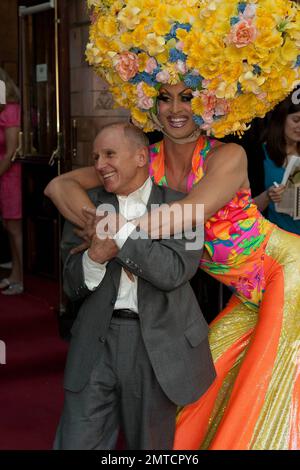 Wayne Sleep kommt im Palace Theatre im Londoner West End für eine besondere Vorstellung des Drag-Queen-Klassikers „Pricilla Queen of the Desert the Musical“ auf dem ersten Abend des britischen Schauspielers Ben Richards, der Tick spielte. Auf dem roten Teppich war auch ein extravagant gekleideter Schauspieler, der dazu beitrug, vielen Gästen ein großes Lächeln ins Gesicht zu zaubern. London, Großbritannien. 06/22/10. . Stockfoto