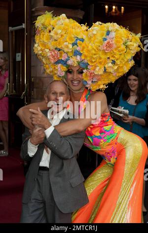 Wayne Sleep kommt im Palace Theatre im Londoner West End für eine besondere Vorstellung des Drag-Queen-Klassikers „Pricilla Queen of the Desert the Musical“ auf dem ersten Abend des britischen Schauspielers Ben Richards, der Tick spielte. Auf dem roten Teppich war auch ein extravagant gekleideter Schauspieler, der dazu beitrug, vielen Gästen ein großes Lächeln ins Gesicht zu zaubern. London, Großbritannien. 06/22/10. . Stockfoto