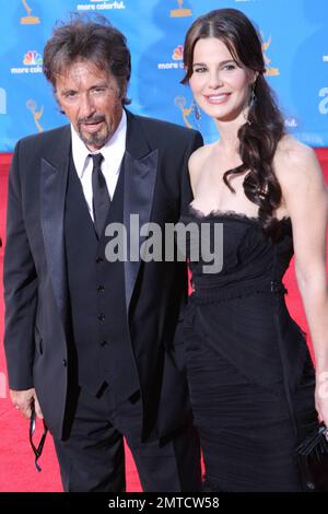 Al Pacino und seine Freundin Lucila Sola gehen auf dem roten Teppich für die 62. jährlichen Primetime Emmy Awards, die im Nokia Theatre L.A. stattfinden Leben. Los Angeles, Kalifornien. 08/29/10. Stockfoto