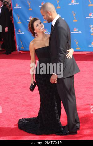 Eva Longoria Parker und Ehemann Tony Parker gehen auf dem roten Teppich für die 62. Jährlichen Primetime Emmy Awards, die im Nokia Theatre L.A. stattfinden Leben. Los Angeles, Kalifornien. 08/29/10. Stockfoto