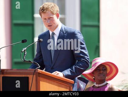 Prinz Harry aus Großbritannien spricht bei der Eröffnung der Queen's Jubilee Exhibition in Nassau. Der Prinz ist auf einer einwöchigen Tour durch Mittelamerika und die Karibik und fungiert als Botschafter der britischen Königin Elizabeth im Rahmen ihres Diamantenjubiläums. Nassau, Bahamas. 4. März 2012 Stockfoto