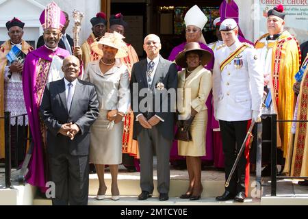 Der britische Prinz Harry mit Würdenträgern, darunter Premierminister Hubert Ingraham und seine Frau Delores, Gouverneur General Sir Arthur Foulkes und seine Frau Lady Foulkes vor der Christ Church Cathedral auf den Bahamas. Der Prinz ist auf einer einwöchigen Tour durch Mittelamerika und die Karibik und fungiert als Botschafter der britischen Königin Elizabeth im Rahmen ihres Diamantenjubiläums. Nassau, Bahamas. 4. März 2012 Stockfoto