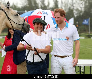 Prinz Harry nimmt am Sentebale Polo Cup Teil, der von Royal Salute World Polo präsentiert wird und auf der Valiente Polo Farm in Wellington, Florida, stattfindet. Prinz Harry wurde bei starkem Regen beim Wohltätigkeits-Polospiel gesehen. Jedes der drei Runden-Robin-Spiele wurde auf 2 Chucker von 5 Minuten verkürzt. 4. Mai 2016. Stockfoto