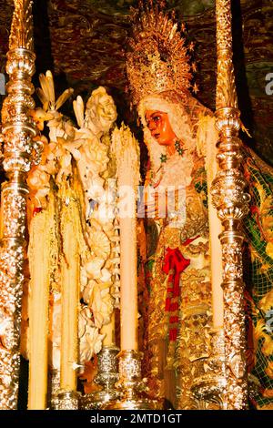 Paso mit einer Macarena-Statue unter einem palio oder Baldachin während einer nächtlichen Osterprozession Sevilla Andalusien Spanien Europa 2014. April Stockfoto