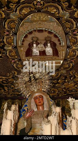 Paso mit einer Macarena-Statue unter einem palio oder Baldachin während einer nächtlichen Osterprozession Sevilla Andalusien Spanien Europa 2014. April Stockfoto