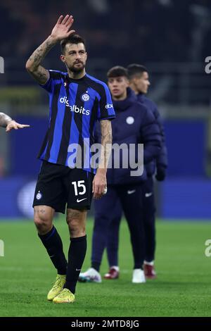 Francesco Acerbi vom FC Internazionale feiert den Sieg des Viertelfinalspiels der Coppa Italia vor dem FC Internazionale und Atalanta BC im Stadio Giuseppe Meazza am 31. Januar 2023 in Mailand, Italien . Stockfoto