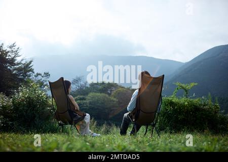 Ein junges japanisches Paar auf dem Campingplatz Stockfoto