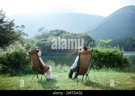 Ein junges japanisches Paar auf dem Campingplatz Stockfoto