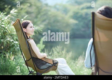 Ein junges japanisches Paar auf dem Campingplatz Stockfoto