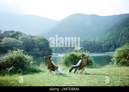 Ein junges japanisches Paar auf dem Campingplatz Stockfoto