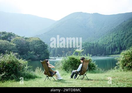 Ein junges japanisches Paar auf dem Campingplatz Stockfoto