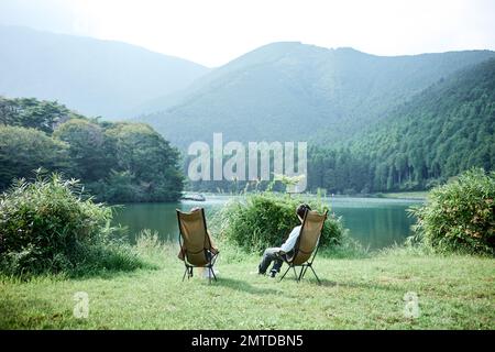 Ein junges japanisches Paar auf dem Campingplatz Stockfoto