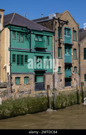 Die erhaltenen Lagerhäuser von Dunbar Wharf in Limehouse, London. Sie sind auf einer Flutwelle der Themse. Sie sind jetzt Wohnungen. Stockfoto