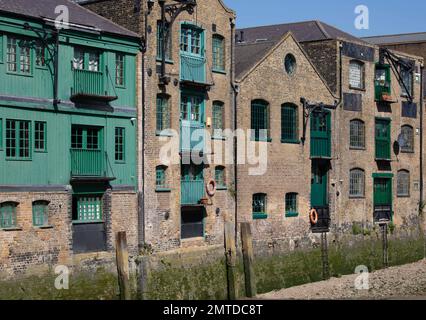 Die erhaltenen Lagerhäuser von Dunbar Wharf in Limehouse, London, an einem Flussufer der Themse, die in Wohnwohnungen umgewandelt wurden. Stockfoto